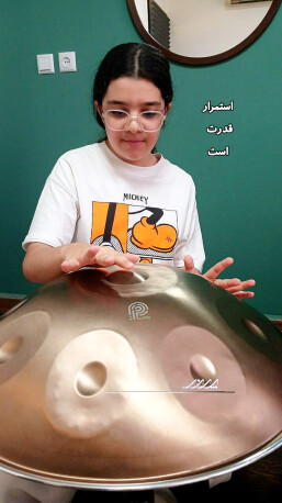 هنرجوی کلاس هنگدرام در آکادمی موسیقی پرند بابل