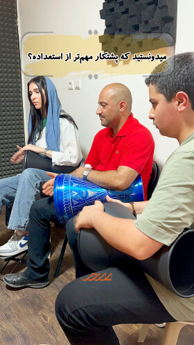 هنرجوی آموزشگاه موسیقی پرند در حال نواختن ساز داربوکا در کلاس تخصصی بابل