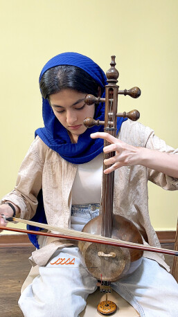 هنرجوی کلاس کمانچه در آکادمی موسیقی پرند بابل