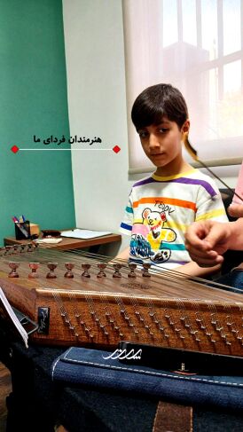 هنرجوی سنتور در حال تمرین در آموزشگاه پرند