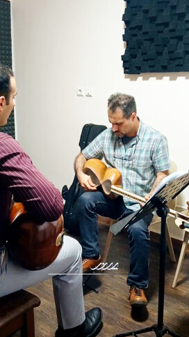 کلاس تار با هنرجویان در آموزشگاه موسیقی پرند بابل