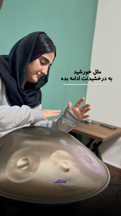 تمرین هنگدرام توسط هنرجوی نوجوان در بابل کلاس هنگدرام در بابل در آموزشگاه موسیقی پرند